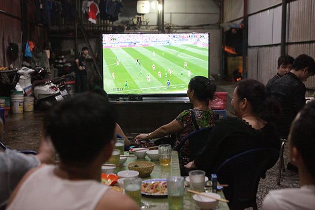  Đang cách ly, 7 người ở Bắc Giang vẫn tụ tập uống bia, xem bóng đá Việt Nam và Malaysia - Ảnh 1.