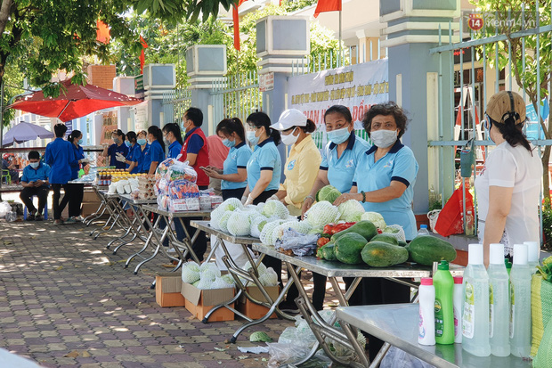  Những “gian hàng 0 đồng” mùa dịch: Người Sài Gòn vừa giàu vật chất vừa giàu tình nghĩa! - Ảnh 2.