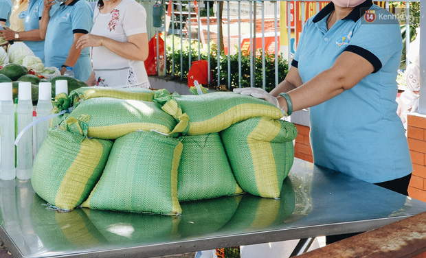  Những “gian hàng 0 đồng” mùa dịch: Người Sài Gòn vừa giàu vật chất vừa giàu tình nghĩa! - Ảnh 17.