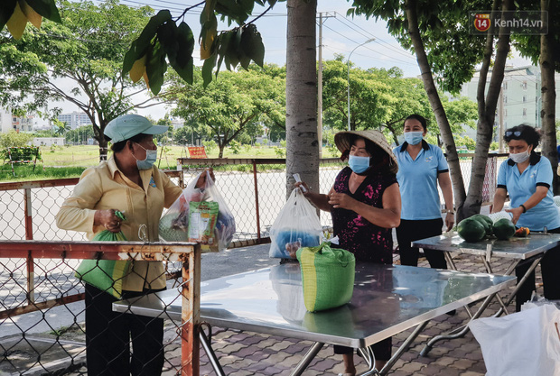  Những “gian hàng 0 đồng” mùa dịch: Người Sài Gòn vừa giàu vật chất vừa giàu tình nghĩa! - Ảnh 9.