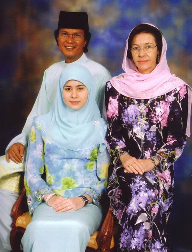  17 tuổi từ thường dân bỗng thành vợ Thái tử, “nàng Lọ lem đẹp tựa tiên nữ” của Hoàng gia Brunei giờ ra sao sau 17 năm? - Ảnh 6.