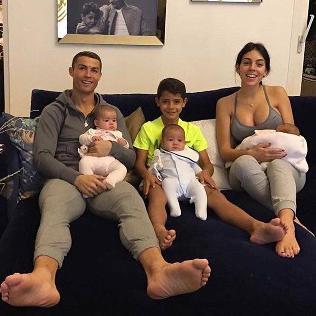 Ronaldo và những kỷ lục bên ngoài sân cỏ: Từ thanh niên ngỗ nghịch, sát thủ tình trường đến ông bố vạn người mê, cây trường sinh của giới túc cầu - Ảnh 3.