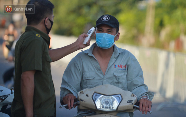  Hà Nội: Đông Anh lập chốt kiểm soát khu vực giáp ranh Bắc Ninh, ô tô quay đầu, hàng dài xe cơ giới chờ khai báo y tế  - Ảnh 11.