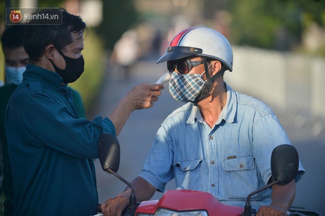  Hà Nội: Đông Anh lập chốt kiểm soát khu vực giáp ranh Bắc Ninh, ô tô quay đầu, hàng dài xe cơ giới chờ khai báo y tế  - Ảnh 12.