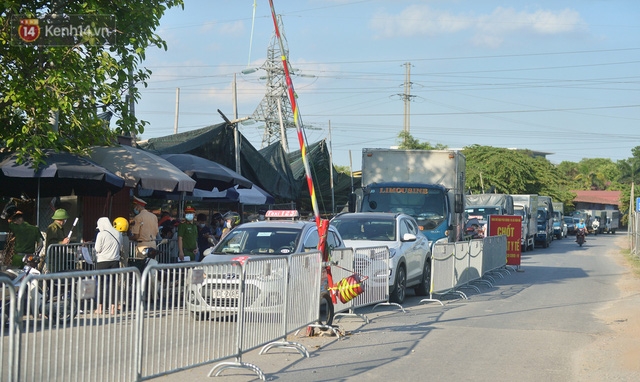  Hà Nội: Đông Anh lập chốt kiểm soát khu vực giáp ranh Bắc Ninh, ô tô quay đầu, hàng dài xe cơ giới chờ khai báo y tế  - Ảnh 6.