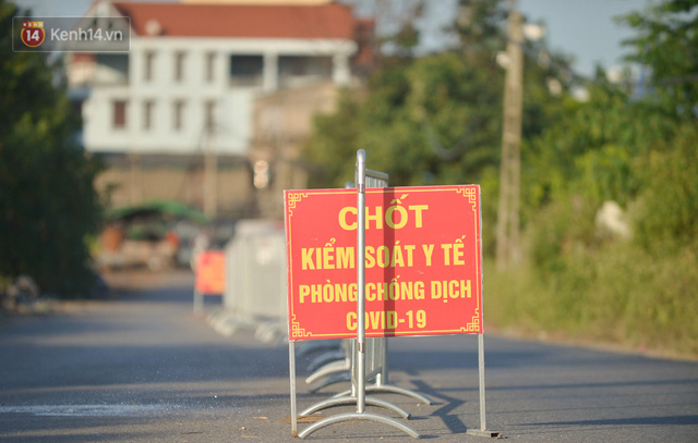  Hà Nội: Đông Anh lập chốt kiểm soát khu vực giáp ranh Bắc Ninh, ô tô quay đầu, hàng dài xe cơ giới chờ khai báo y tế  - Ảnh 10.