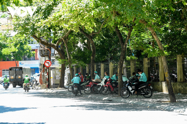  Nhiệt độ mặt đường có nơi hơn 50 độ C, phố phường Hà Nội vắng hoe  - Ảnh 9.