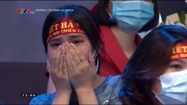  Nam sinh Nghệ An đổ rạp xuống sàn, khóc nức nở khi bị loại khỏi trận chung kết năm Olympia vì lý do không tưởng - Ảnh 2.