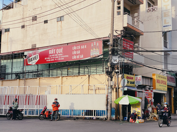 Đến quán ăn NS Đức Hải sau drama phát ngôn thô tục: Đã tháo biển hiệu của nam danh hài, chủ mới sốc nặng không hiểu lí do bị đánh giá 1 sao? - Ảnh 2. Đến quán ăn NS Đức Hải sau drama phát ngôn thô tục: Đã tháo biển hiệu của nam danh hài, chủ mới sốc nặng không hiểu lí do bị đánh giá 1 sao? - Ảnh 2.