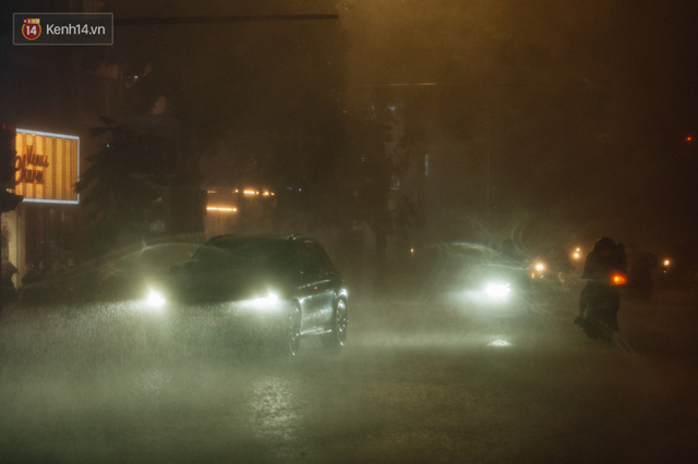  Chùm ảnh Hà Nội sau cơn mưa trắng trời: Cây đổ khắp phố phường, mất điện, người dân không kịp trở tay  - Ảnh 1.