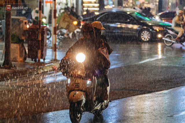  Chùm ảnh Hà Nội sau cơn mưa trắng trời: Cây đổ khắp phố phường, mất điện, người dân không kịp trở tay  - Ảnh 2.