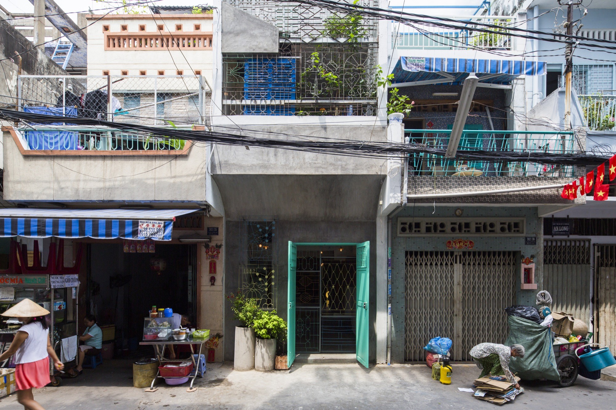 Ngôi nhà “nguỵ trang” độc đáo nhất Sài Gòn, bên ngoài xập xệ cũ ...