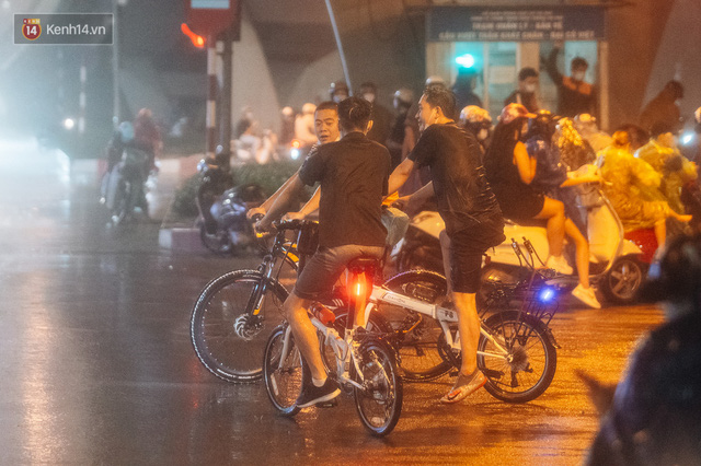  Chùm ảnh Hà Nội sau cơn mưa trắng trời: Cây đổ khắp phố phường, mất điện, người dân không kịp trở tay  - Ảnh 4.