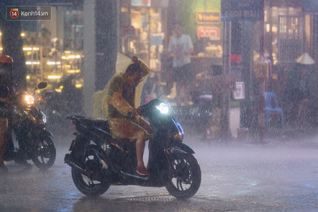  Chùm ảnh Hà Nội sau cơn mưa trắng trời: Cây đổ khắp phố phường, mất điện, người dân không kịp trở tay  - Ảnh 5.