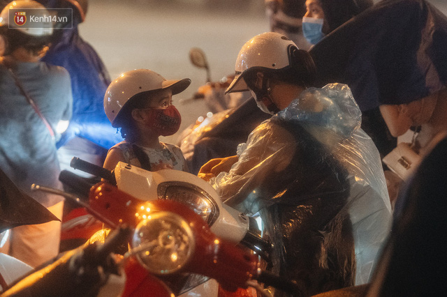  Chùm ảnh Hà Nội sau cơn mưa trắng trời: Cây đổ khắp phố phường, mất điện, người dân không kịp trở tay  - Ảnh 8.