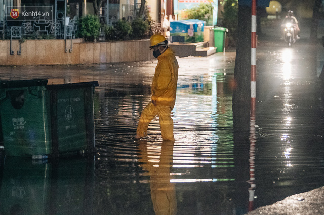  Chùm ảnh Hà Nội sau cơn mưa trắng trời: Cây đổ khắp phố phường, mất điện, người dân không kịp trở tay  - Ảnh 9.