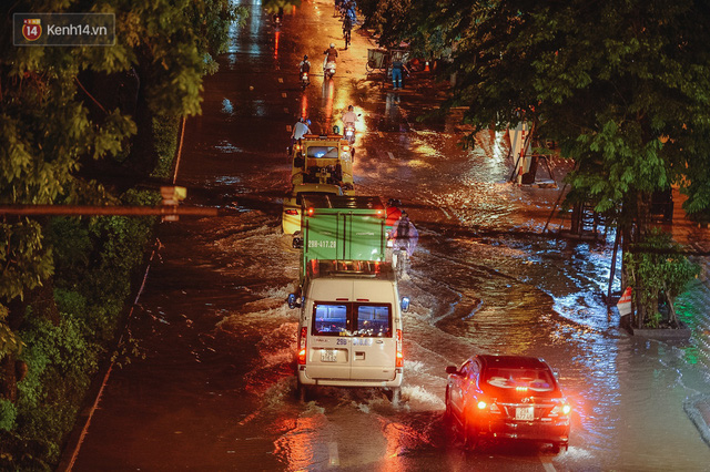  Chùm ảnh Hà Nội sau cơn mưa trắng trời: Cây đổ khắp phố phường, mất điện, người dân không kịp trở tay  - Ảnh 10.