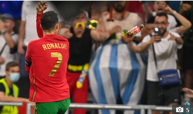 Mải mê ăn mừng bàn thắng quý như vàng, Ronaldo bị ném thẳng cốc Coca-Cola vào người - Ảnh 3.