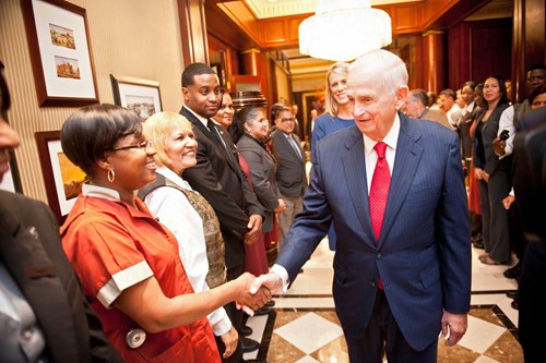 Hoàng đế khách sạn Bill Marriott - Người dựng nên đế chế vang danh nhất thế giới nhờ những cú ngoặt ở phút 89 và nghệ thuật tuyển dụng ngược chiều có 1 không 2 - Ảnh 1. Hoàng đế khách sạn Bill Marriott - Người dựng nên đế chế vang danh nhất thế giới nhờ những cú ngoặt ở phút 89 và nghệ thuật tuyển dụng ngược chiều có 1 không 2 - Ảnh 1.