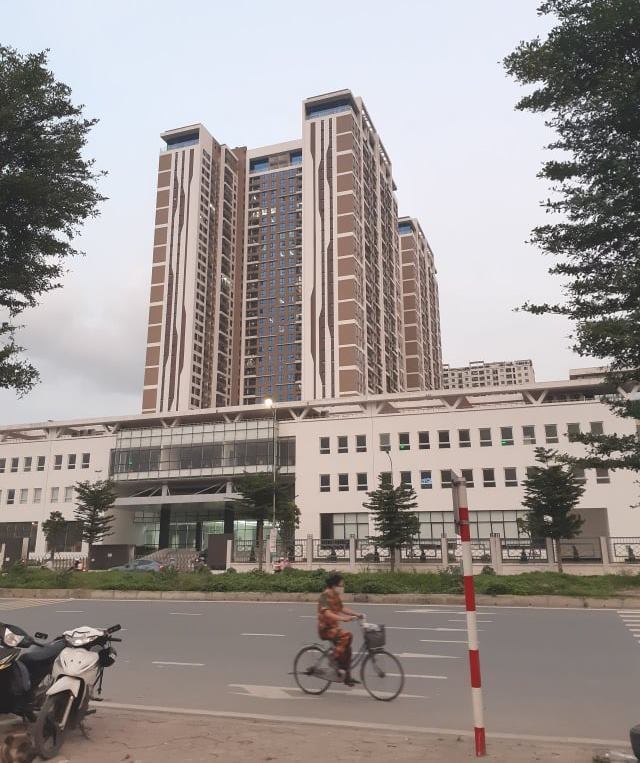  Chuyện lạ ở Hà Nội: Chung cư cao cấp dán biển “thang máy dành cho các căn hộ nợ phí dịch vụ” - Ảnh 1.