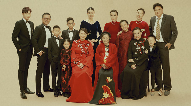  Giữa ồn ào công chúa triều Nguyễn, bộ ảnh gia đình nhà Hà Kiều Anh gây sốt: Ai cũng sang trọng, đầy khí chất danh gia vọng tộc - Ảnh 2.