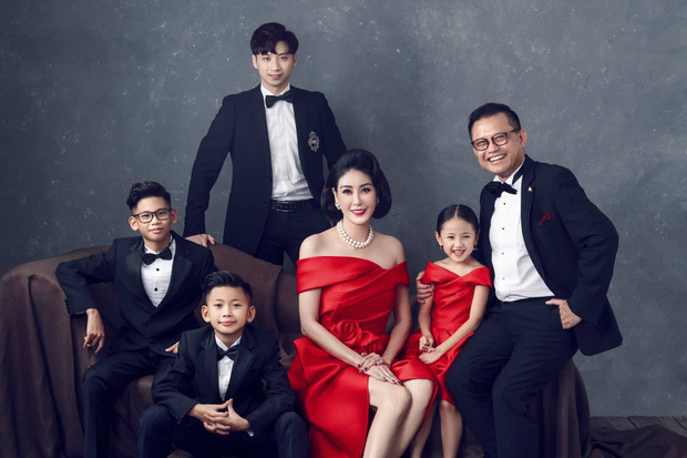  Giữa ồn ào công chúa triều Nguyễn, bộ ảnh gia đình nhà Hà Kiều Anh gây sốt: Ai cũng sang trọng, đầy khí chất danh gia vọng tộc - Ảnh 4.