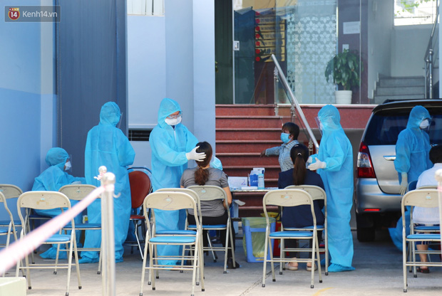 Phong tỏa một tòa nhà ở quận Bình Thạnh vì liên quan ca dương tính được phát hiện tại Bệnh viện FV - Ảnh 1.