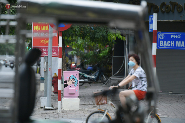  Ảnh: Bốt điện ở Hà Nội khoác lên mình hình ảnh chiến sĩ tuyến đầu chống dịch đầy ý nghĩa - Ảnh 9.