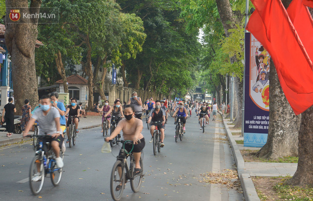  Người Hà Nội đổ xô đi thuê xe đạp, tiểu thương ung dung kiếm tiền triệu mỗi ngày - Ảnh 2.