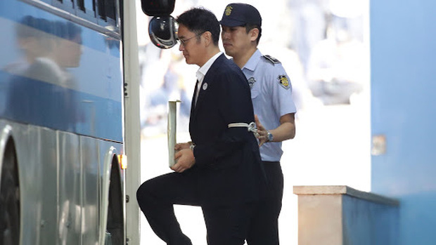  Vụ án thế kỷ của Hoàng đế và Thái tử Samsung: Cặp cha con chaebol quyền lực nhất Hàn Quốc lần lượt ngồi tù cùng vì một tội danh - Ảnh 7.