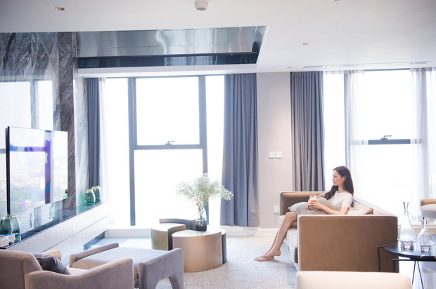  Hoa hậu Lương Thuỳ Linh khoe căn penthouse mới tậu ở tuổi 21, vị trí đắc địa bao trọn góc view đắt giá nhất Hà Nội - Ảnh 1.