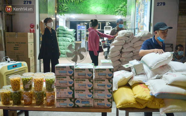 Nghe chuyện thanh niên tự tử vì thất nghiệp, người phụ nữ ở Hà Nội đứng lên phát gạo, tiền miễn phí cho người lao động nghèo - Ảnh 2. Nghe chuyện thanh niên tự tử vì thất nghiệp, người phụ nữ ở Hà Nội đứng lên phát gạo, tiền miễn phí cho người lao động nghèo - Ảnh 2.