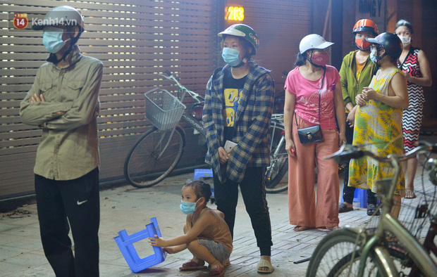 Nghe chuyện thanh niên tự tử vì thất nghiệp, người phụ nữ ở Hà Nội đứng lên phát gạo, tiền miễn phí cho người lao động nghèo - Ảnh 9. Nghe chuyện thanh niên tự tử vì thất nghiệp, người phụ nữ ở Hà Nội đứng lên phát gạo, tiền miễn phí cho người lao động nghèo - Ảnh 9.