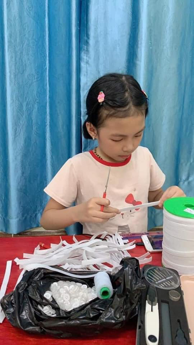  Cô bé lớp 3 cùng mẹ làm 500 chiếc tai giả ủng hộ các y bác sĩ Bắc Giang chống dịch COVID-19 - Ảnh 2.