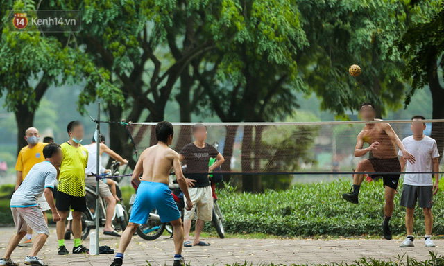  Hà Nội: Người lớn, trẻ nhỏ ngó lơ biển cấm, vô tư chui qua hàng rào công viên tập thể dục, chơi thể thao  - Ảnh 14.