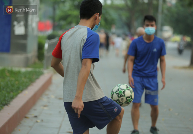  Hà Nội: Người lớn, trẻ nhỏ ngó lơ biển cấm, vô tư chui qua hàng rào công viên tập thể dục, chơi thể thao  - Ảnh 15.