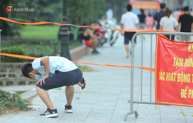  Hà Nội: Người lớn, trẻ nhỏ ngó lơ biển cấm, vô tư chui qua hàng rào công viên tập thể dục, chơi thể thao  - Ảnh 7.