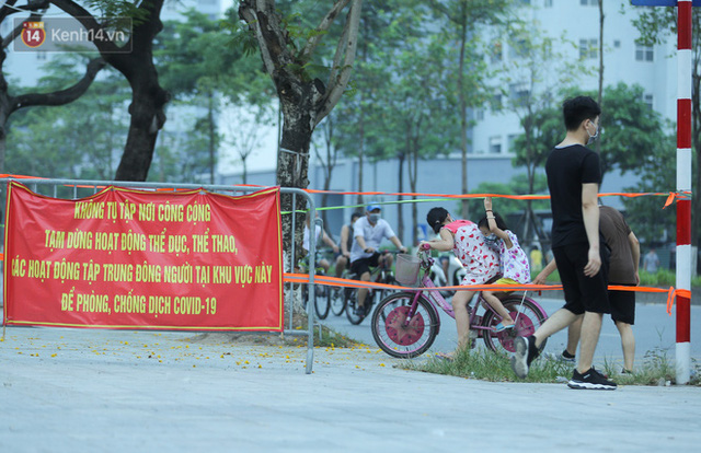  Hà Nội: Người lớn, trẻ nhỏ ngó lơ biển cấm, vô tư chui qua hàng rào công viên tập thể dục, chơi thể thao  - Ảnh 8.