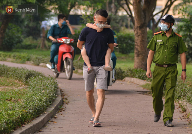  Hà Nội: Người lớn, trẻ nhỏ ngó lơ biển cấm, vô tư chui qua hàng rào công viên tập thể dục, chơi thể thao  - Ảnh 9.