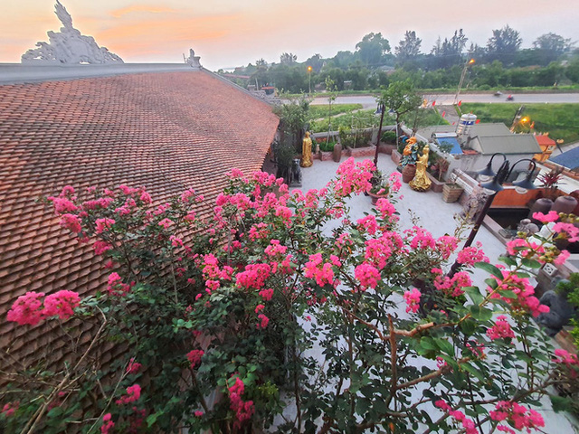 Nguyên một căn nhà cổ trăm tuổi trên tầng mái tạo nên ngôi nhà tân cổ giao duyên độc nhất vô nhị ở Việt Nam  - Ảnh 10.