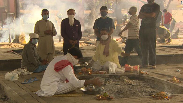  Ấn Độ trong những ngày tăm tối nhất: Phóng viên CNN chia sẻ những gì tận mắt chứng kiến về địa ngục Covid giữa làn sóng dịch bệnh thứ 2 - Ảnh 1.