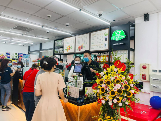  Phúc Long xuất hiện lần đầu tiên ở VinMart Hà Nội, khách đi siêu thị mua luôn trà sữa  - Ảnh 2.