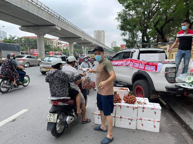 Hình ảnh người đàn ông lái xe Mercedes G63 trị giá 10 tỷ đi bán vải trên phố Hà Nội gây bão MXH - Ảnh 2.