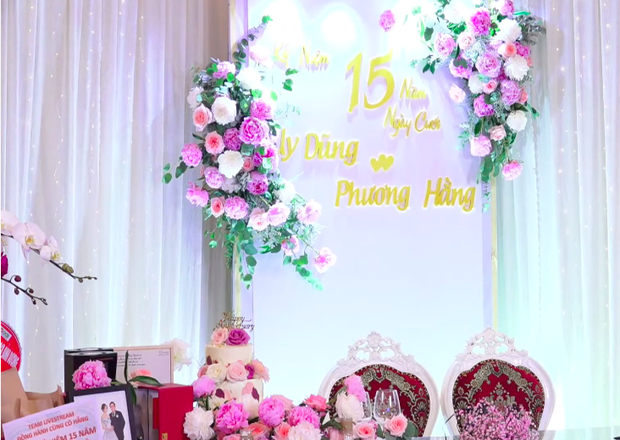  Vợ chồng bà Phương Hằng mở tiệc online kỷ niệm 15 năm cưới: Nữ đại gia lên đồ sexy, hột xoàn đầy người, trang trí nhà hoành tráng như hôn lễ - Ảnh 1.