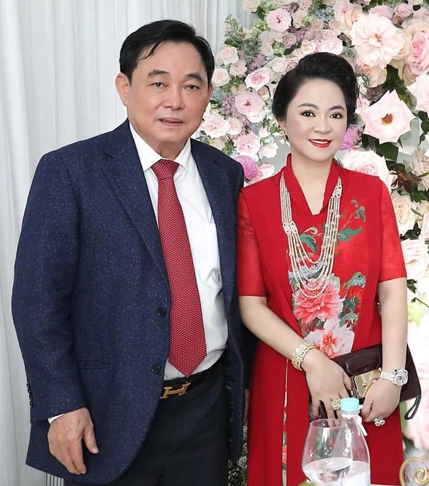  Vợ chồng bà Phương Hằng mở tiệc online kỷ niệm 15 năm cưới: Nữ đại gia lên đồ sexy, hột xoàn đầy người, trang trí nhà hoành tráng như hôn lễ - Ảnh 5.