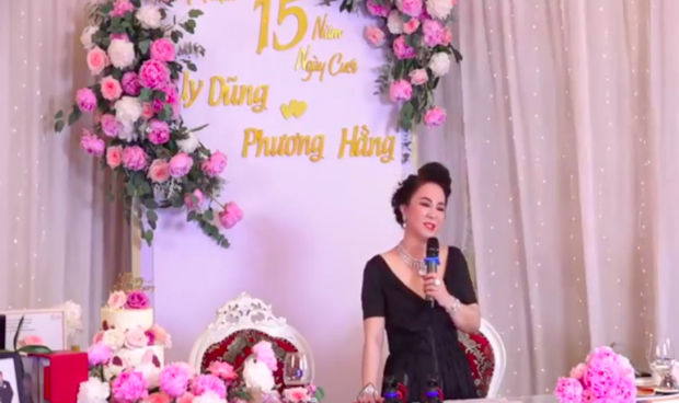  Vợ chồng bà Phương Hằng mở tiệc online kỷ niệm 15 năm cưới: Nữ đại gia lên đồ sexy, hột xoàn đầy người, trang trí nhà hoành tráng như hôn lễ - Ảnh 6.