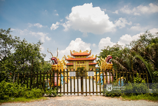  Về thăm Đền thờ Tổ nghiệp của NS Hoài Linh sau loạt lùm xùm từ thiện: Camera bố trí dày đặc, hàng xóm kể không bao giờ thấy mặt - Ảnh 9.