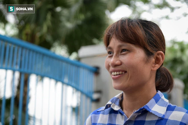  Trao quà tặng 64 công nhân thu gom rác bị nợ lương ở Hà Nội: Đây không chỉ là tiền mà cao hơn là tình người - Ảnh 4.