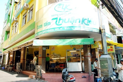  Vì sao quanh Thuận Kiều Plaza có nhiều quán cơm cùng tên Thuận Kiều mà khác chủ, mỗi quán một hương vị nhưng chỉ duy nhất nơi này là đông nghẹt khách?  - Ảnh 2.