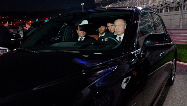 Ông Putin gây sốt với màn lái siêu xe: Bất ngờ danh tính bóng hồng xinh đẹp ngồi cạnh - Ảnh 1.